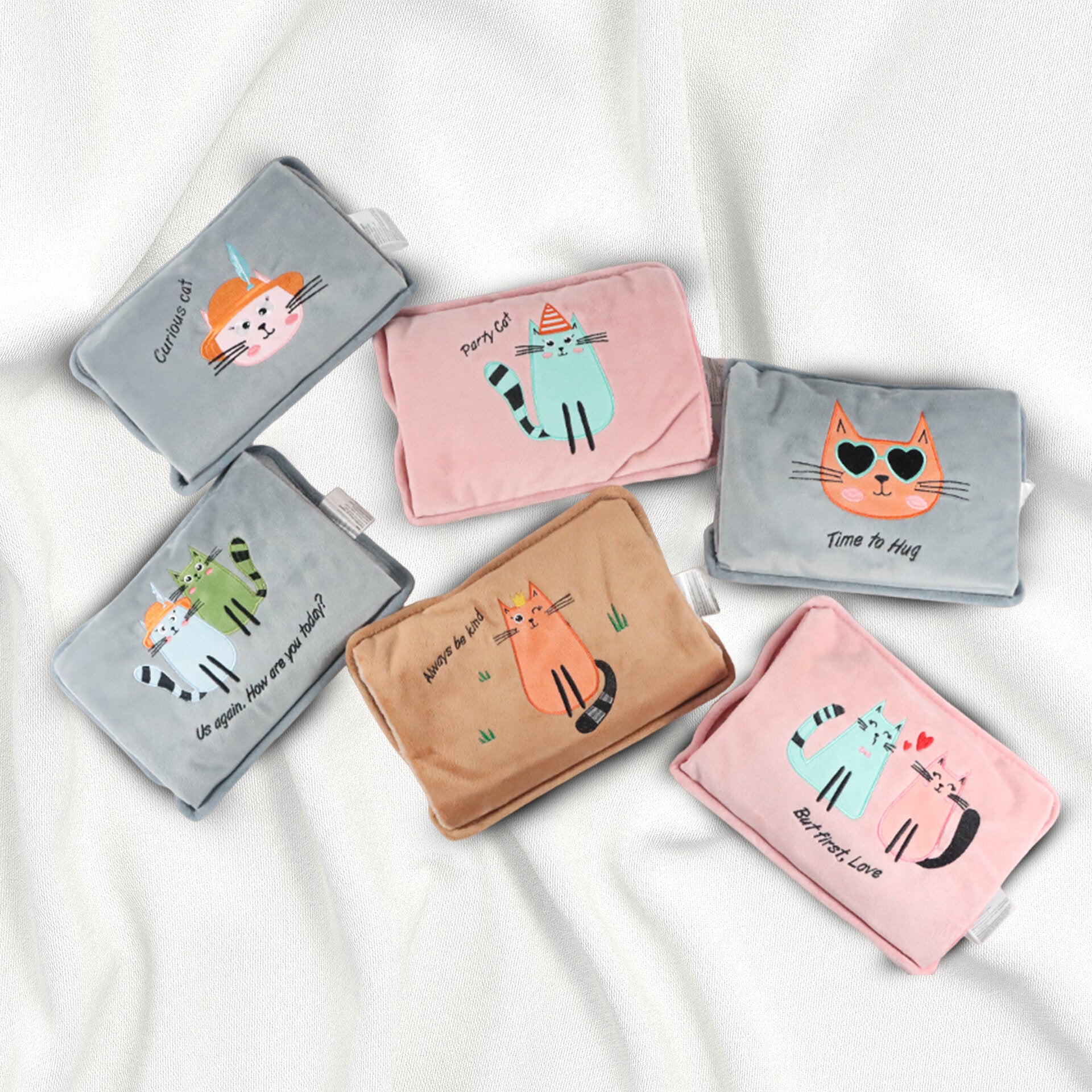 Biggdesign Cats Greeting Katze Elektrische Wärmflasche mit plüschigem Katzenmotiv, ideal für Wärme und Schmerzlinderung.